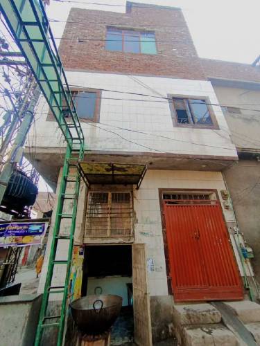 i am selling commercial building corner property Good location 