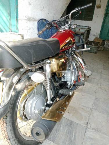 Motorcycle Honda CG 125 Self Start golden edition 