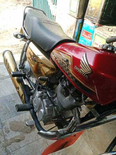 Motorcycle Honda CG 125 Self Start golden edition 