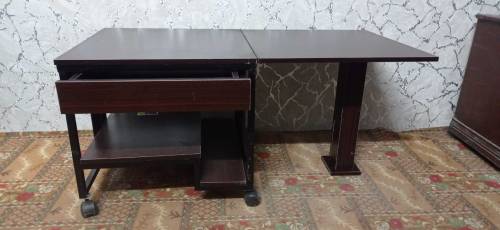 Expandable Wooden Table with Metal Frame & Wheels – Perfect for Any Sp