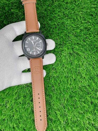 Mens's leather strap watch