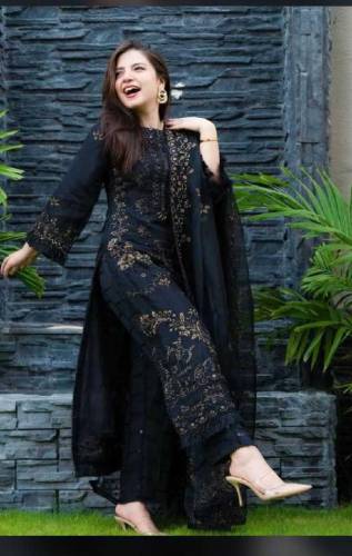 •  Shirt Fabric: Lawn•  Pattern: Embroidered